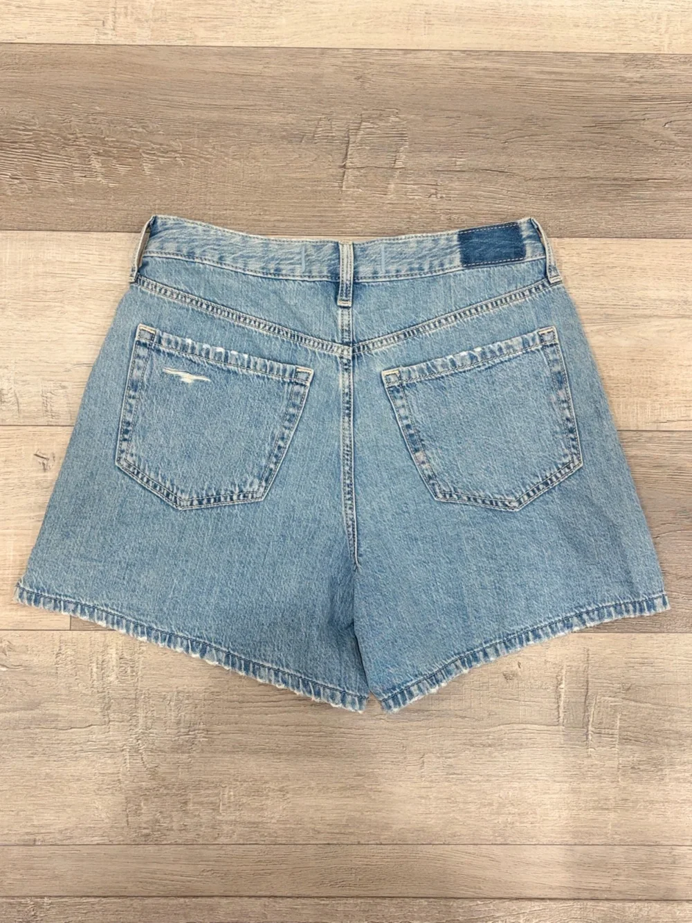 NWT Hollister Ultra High-Rise 90s Denim Shorts Size 4 W27 Distressed